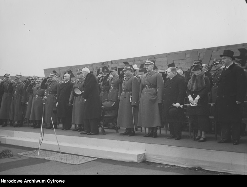 image.from.unit.number "Przekazanie wojsku 100 karabinów - daru robotników Państwowej Fabryki Karabinów w Warszawie"