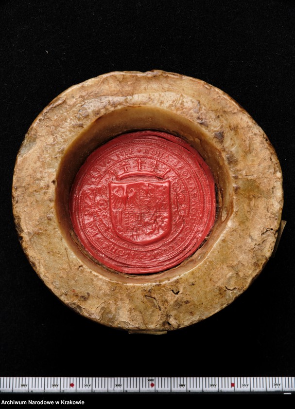 image.from.unit.number "Bona Sforza. Królowa Polski, Wielka Księżna Litewska. W polu pieczęci ukoronowana tarcza czteropolowa z herbami: polskim (prawe górne pole), Wąż Sforzów i Orzeł (lewe górne), herb mediolański i aragoński (prawe dolne), Pogoń (lewe dolne) tarczę otaczającą elementy roślinne. Otok ujęty w sznury perełek z napisem kapitalnym, renesansowym: BONA SFOR[TIA] ARAG[ONIA] D[EI] G[RATIA] REGINA POLONIE MAG[NA] DVX LITVANIE"