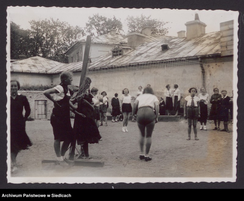 image.from.unit.number "Album z fotografiami podarowany przez uczennice Państwowego Gimnazjum Żeńskiego im. Królowej Jadwigi w Siedlcach wychowawczyni pani Janinie Milulskiej na zakończenie 8-klasowego gimnazjum w dniu 24.06.1934 r."