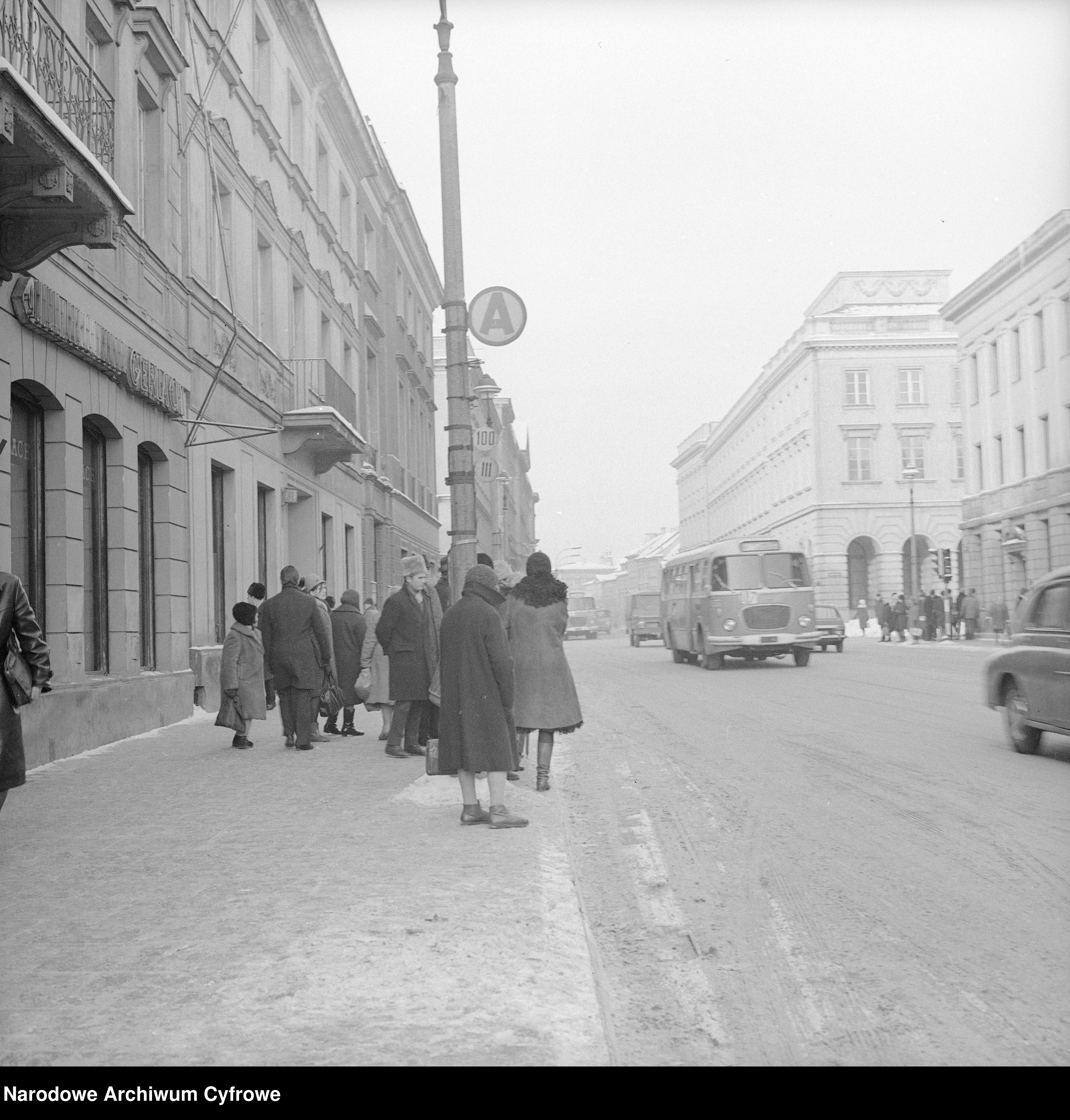 Skan z jednostki: Ulica Nowy Świat w Warszawie