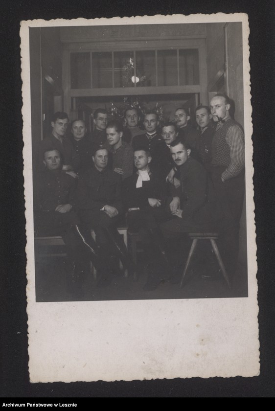 Obraz 2 z jednostki "Fotografie [m.in. Mieczysław Chłapowski z grupą oficerów na manewrach w Sobiejuchach, msza polowa przed dworem w Kopaszewie, stoisko na Powszechnej Wystawie Krajowej w Poznaniu, Kazimierz Chłapowski w mundurze, pogrzeb Kazimierza Chłapowskiego"