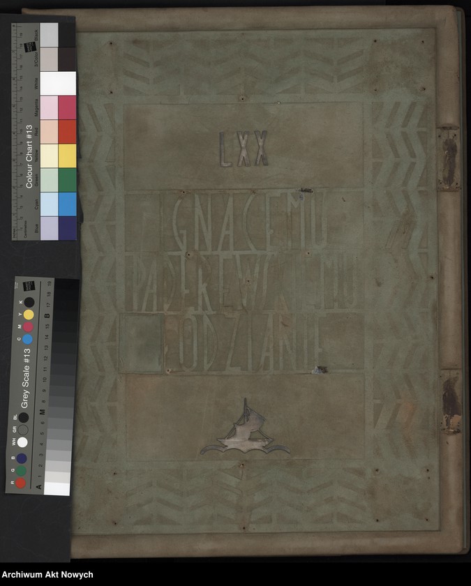 image.from.unit.number ""LXX Ignacemu Paderewskiemu - Łodzianie". Album pamiątkowy, oprawny w skórę, strona tytułowa obita srebrem"