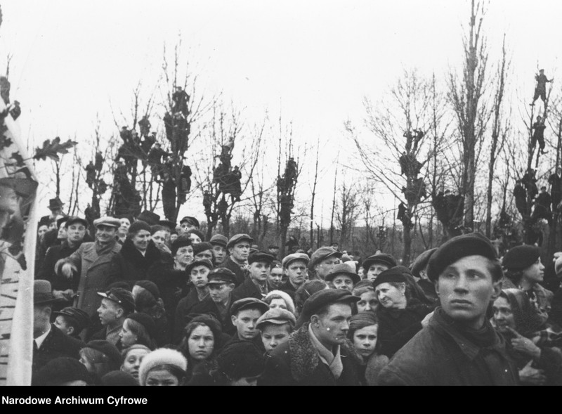 Obraz 18 z jednostki "Pogrzeb przywódcy narodu cygańskiego Matejasza Kwieka"
