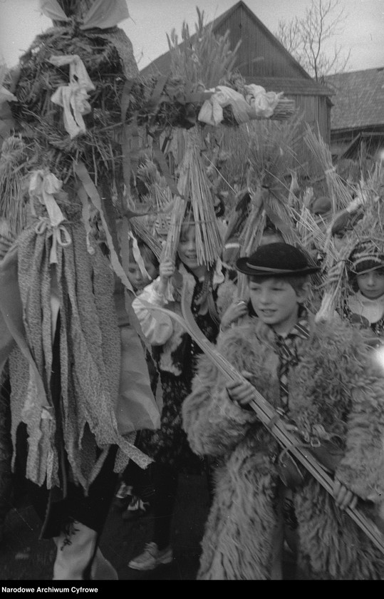 Obraz 10 z jednostki "Obrzęd topienia Marzanny w Dunajcu"