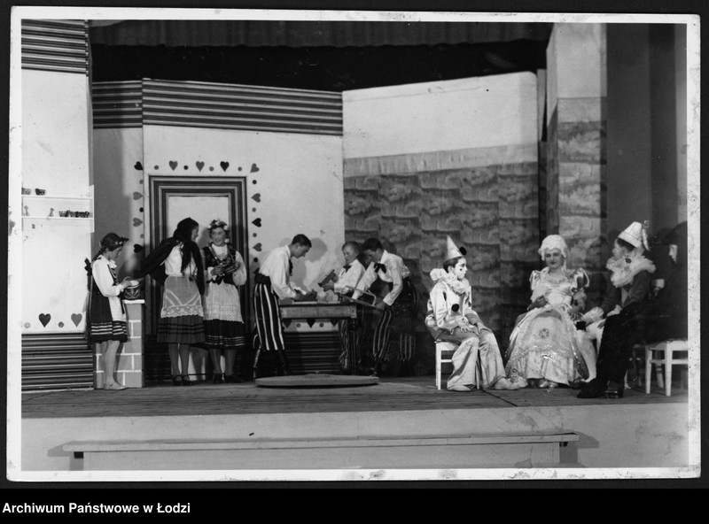 Obraz 2 z jednostki "[Przedstawienie szkolne - scena kostiumowa]"