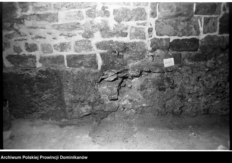 image.from.unit.number "Kraków, klasztor Ojców Dominikanów, krypta pod refektarzem oraz schody przy korytarzu na parterze północnego skrzydła III wirydarza prowadzące do przedsionka ciemnego korytarzyka na I piętrze"