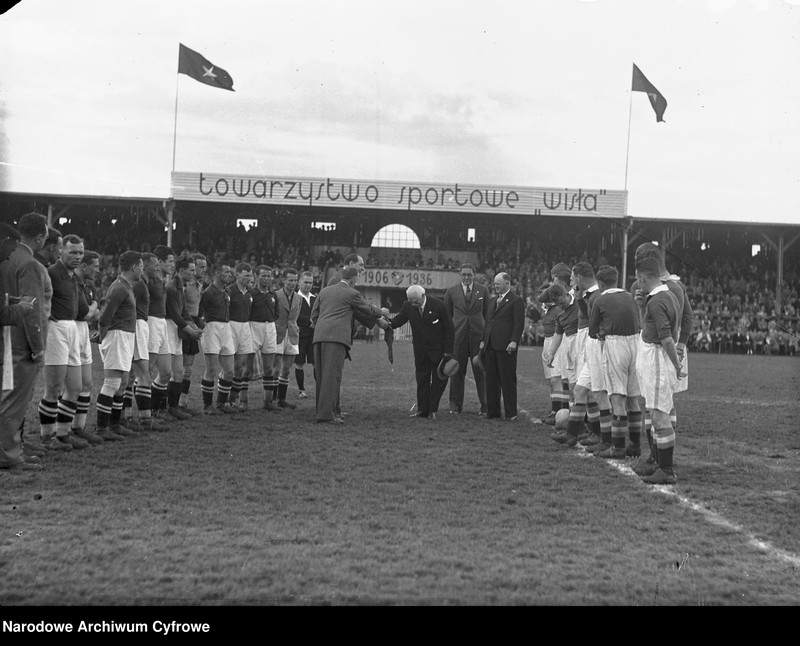 image.from.unit.number "Mecz piłki nożnej TS Wisła Kraków - Chelsea FC na stadionie Wisły Kraków rozegrany z okazji 30-lecia Towarzystwa Sportowego Wisła Kraków"