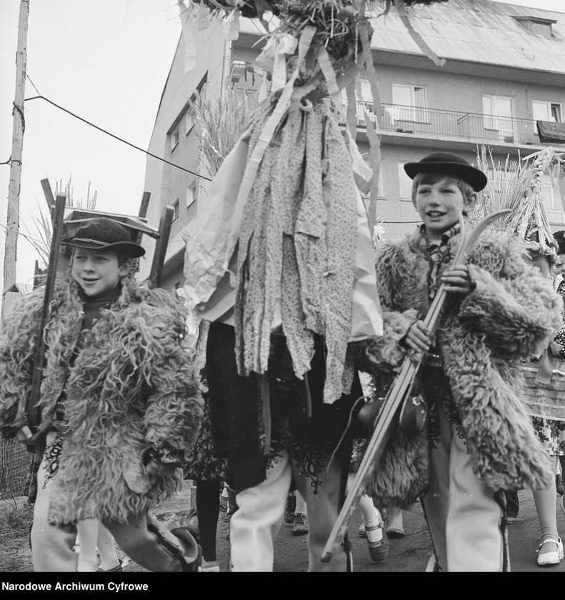 Obraz 2 z jednostki "Obrzęd topienia Marzanny w Dunajcu"