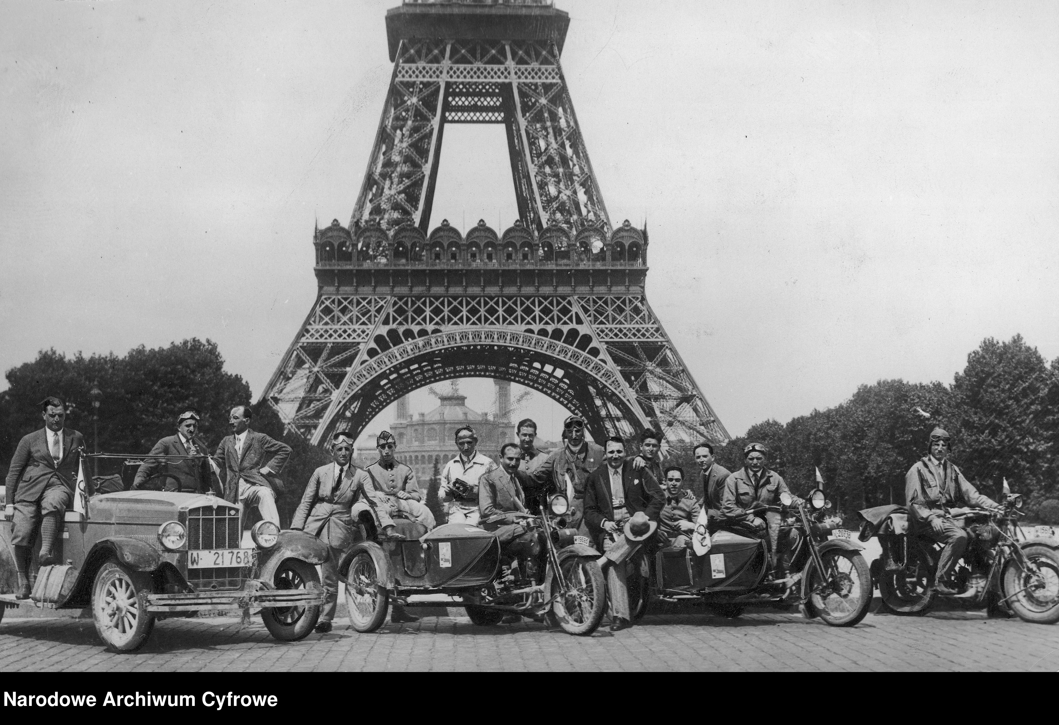 Skan z jednostki: Uczestnicy wycieczki motocyklowej do Amsterdamu podczas pobytu w Paryżu