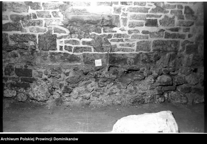 image.from.unit.number "Kraków, klasztor Ojców Dominikanów, krypta pod refektarzem oraz schody przy korytarzu na parterze północnego skrzydła III wirydarza prowadzące do przedsionka ciemnego korytarzyka na I piętrze"