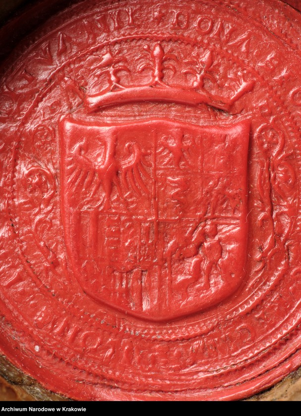 image.from.unit.number "Bona Sforza. Królowa Polski, Wielka Księżna Litewska. W polu pieczęci ukoronowana tarcza czteropolowa z herbami: polskim (prawe górne pole), Wąż Sforzów i Orzeł (lewe górne), herb mediolański i aragoński (prawe dolne), Pogoń (lewe dolne) tarczę otaczającą elementy roślinne. Otok ujęty w sznury perełek z napisem kapitalnym, renesansowym: BONA SFOR[TIA] ARAG[ONIA] D[EI] G[RATIA] REGINA POLONIE MAG[NA] DVX LITVANIE"