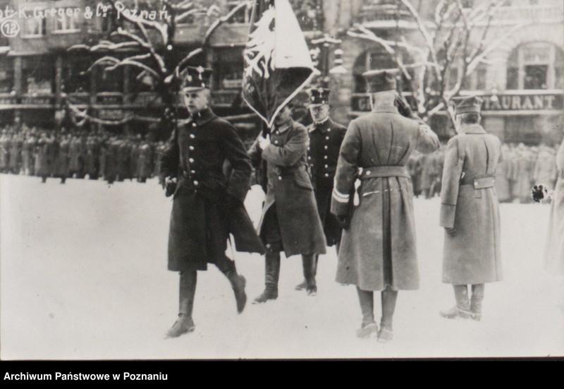 Obraz 3 z jednostki "Poświęcenie i wręczenie sztandaru I Pułkowi Strzelców Wielkopolskich w Poznaniu na Placu Wolności - poczet sztandarowy."