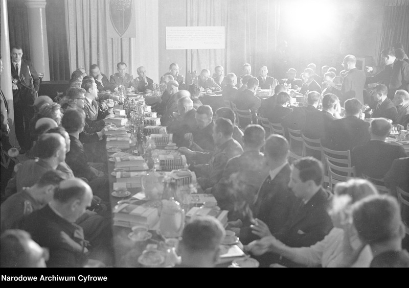 image.from.unit.number "Spotkanie kombatantów II wojny światowej - uczestników szturmu na Berlin - z kierownictwem Ministerstwa Obrony Narodowej w redakcji "Żołnierza Wolności" oraz w siedzibie Związku Bojowników o Wolność i Demokrację w Warszawie "