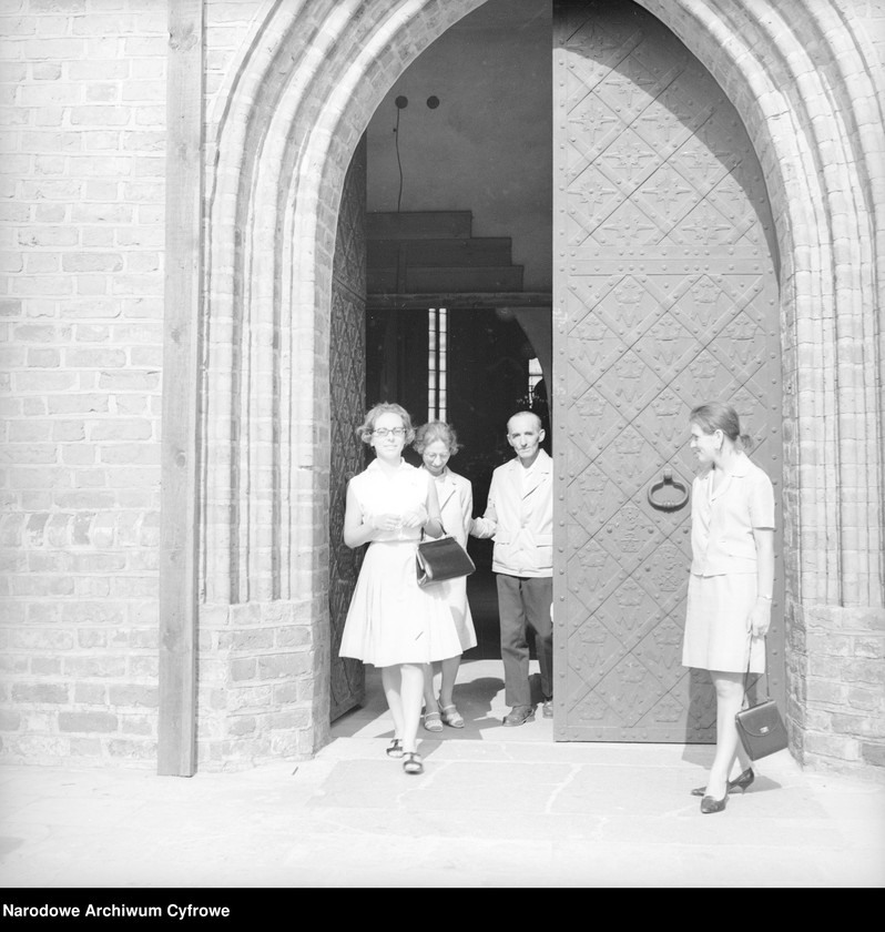 image.from.unit.number "Cudzoziemcy zwiedzający Warszawę"