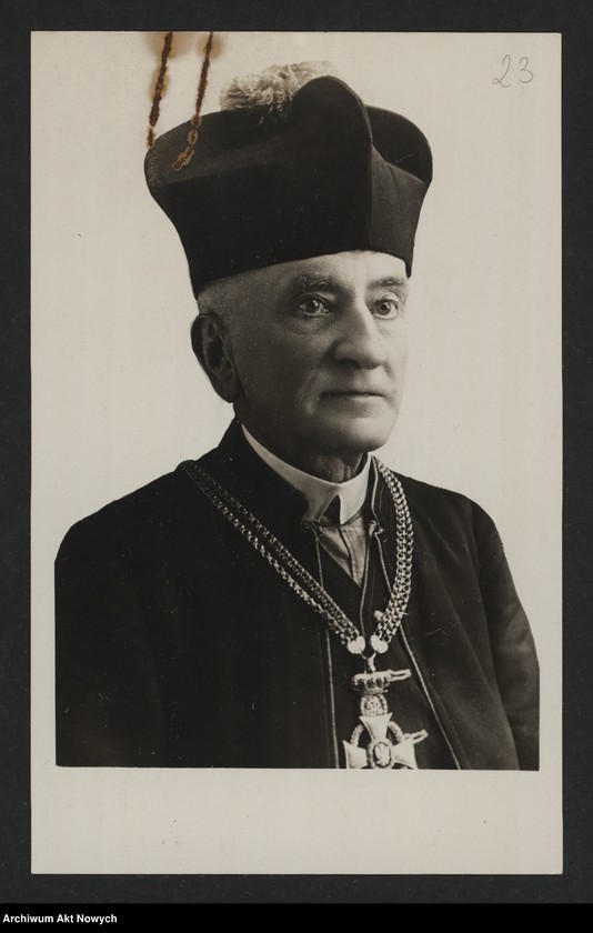 Obraz 19 z jednostki "Obuchowicz Br. (ks., prałat Katedry Kieleckiej, prezes Stowarzyszenia Katolickich Służących św. Zyty); Załączniki: a) Książka Członka i Statut Stowarzyszenia (druk); b) 1 fotografia; L.7"