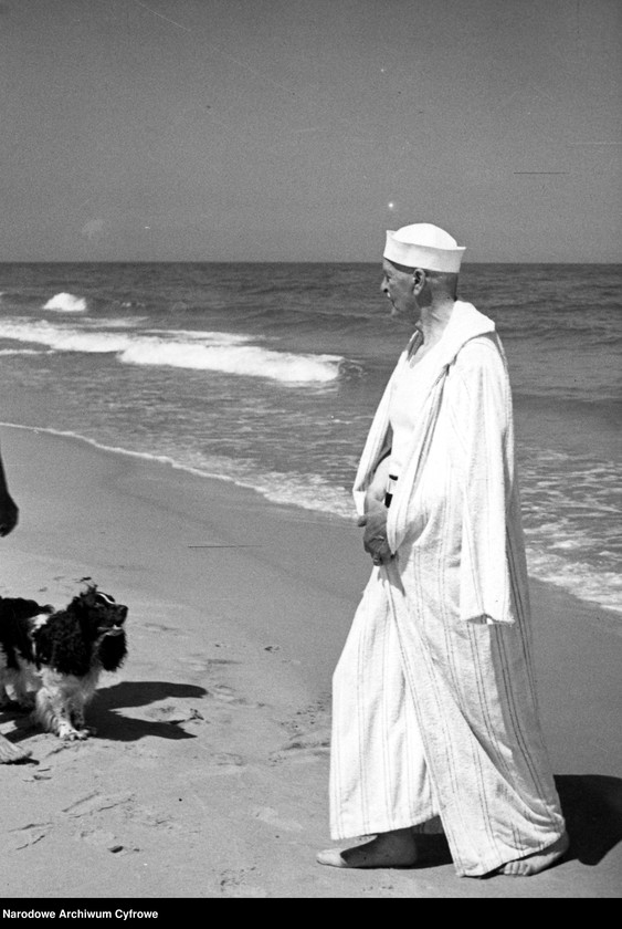 Prezydent RP Ignacy Mościcki w szlafroku na plaży.