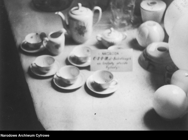 image.from.unit.number "Wystawa nagród centralnych zarządów przemysłowych na konkursy prasowe w Warszawie"