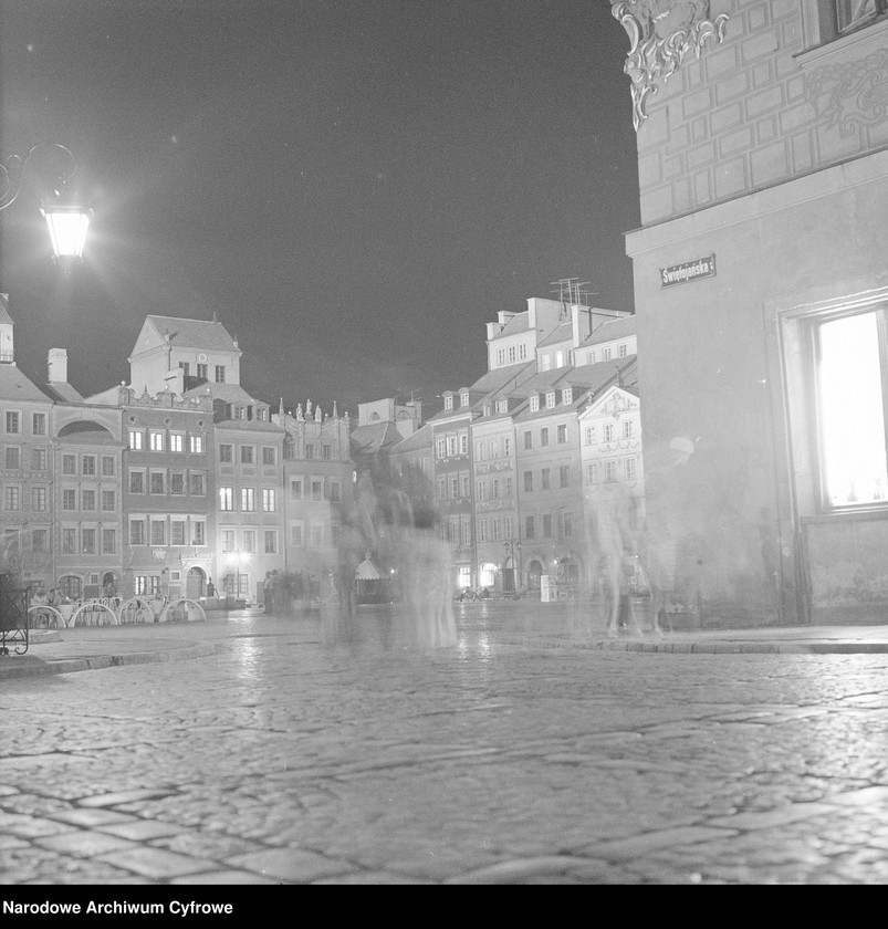 image.from.unit.number "Stare Miasto w Warszawie nocą"