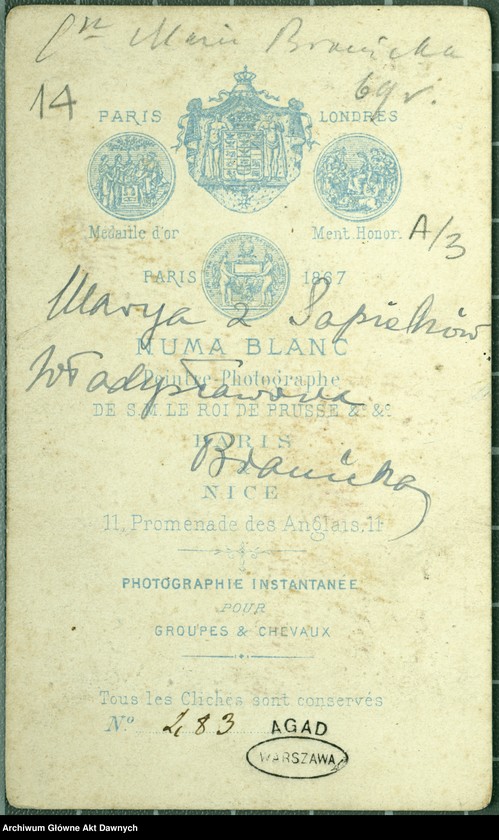 image.from.unit "Maria Branicka z Sapiehów (1843-1919), żona Władysława, portret, w młodym wieku, z włosami silnie ufryzowanymi, opadającymi w lokach na ramiona, w kolczykach, w ciemnej sukni ozdobionej jasnym koronkowym żabotem, spiętej pod szyją broszką; popiersie lekko w prawo."