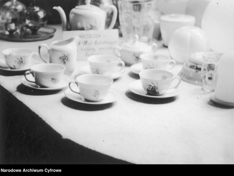 image.from.unit.number "Wystawa nagród centralnych zarządów przemysłowych na konkursy prasowe w Warszawie"