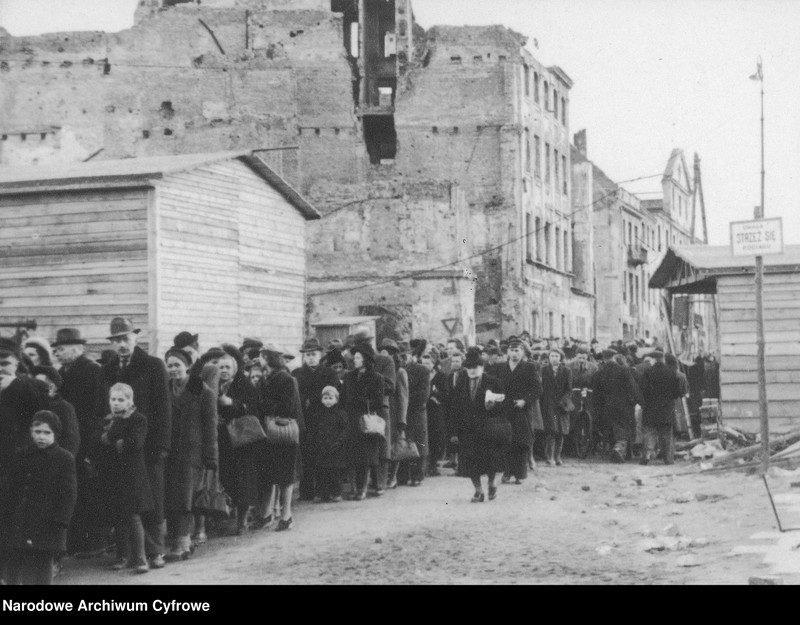 image.from.unit.number "Kolejki do kościołów w Wielką Sobotę w Warszawie"