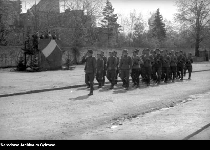 Obraz 2 z kolekcji "Defilada 9 maja 1945 batalion fizylierów 1 BPanc. Al. Hallera, Gdańsk111"