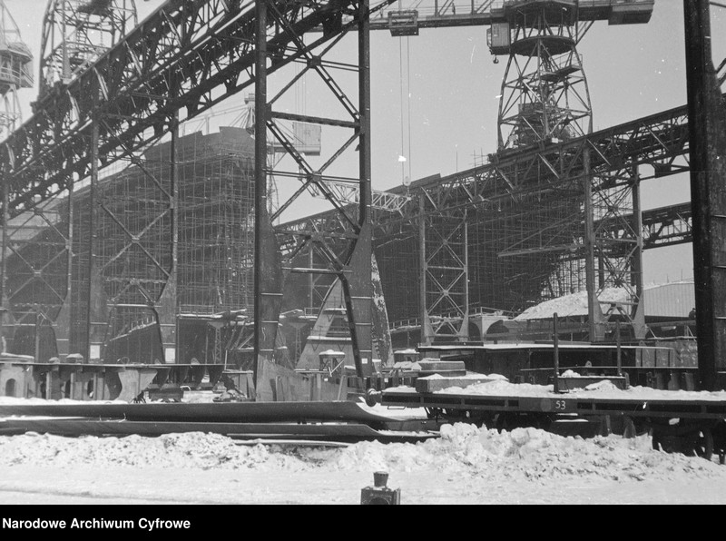 image.from.unit.number "Stocznia Gdańska im. Lenina podczas zimy"