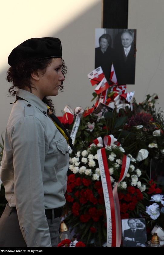 image.from.unit.number "Pogrzeb prezydenta Polski Lecha Kaczyńskiego i jego żony Marii Kaczyńskiej w Krakowie"