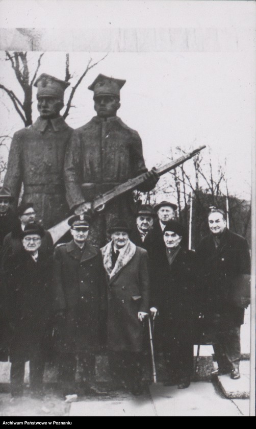 Obraz 3 z jednostki "Przed pomnikiem Powstańców Wielkopolskich w Poznaniu. Stoją od lewej: Zdz. Orłowski, ks. Bernard Witucki, B. Aulewicz (Anulewicz), J. Leszczyński, red. Janusz Makowski - poseł, z tyłu od prawej: Adam Meissner, od lewej red. Wojciech Kostkiewicz z Warszawy,"