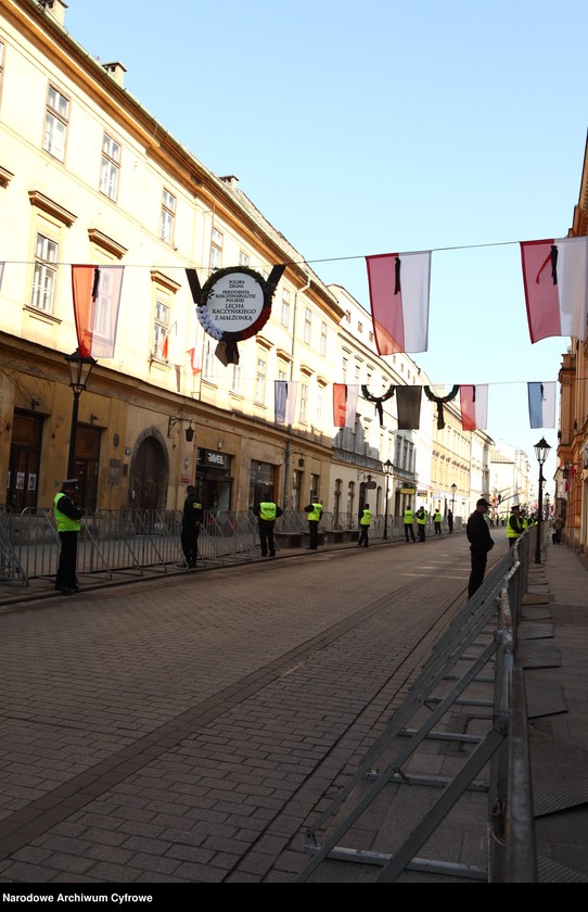 image.from.unit.number "Pogrzeb prezydenta Polski Lecha Kaczyńskiego i jego żony Marii Kaczyńskiej w Krakowie"