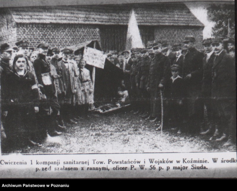 Obraz 3 z jednostki "Ćwiczenia 1 kompanii sanitarnej Towarzystwa Powstańców i Wojaków w Koźminie. W środku przed szałasem z rannymi major Siuda."