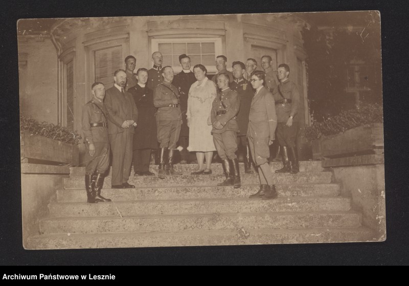 Obraz 3 z jednostki "Fotografie [m.in. Mieczysław Chłapowski z grupą oficerów na manewrach w Sobiejuchach, msza polowa przed dworem w Kopaszewie, stoisko na Powszechnej Wystawie Krajowej w Poznaniu, Kazimierz Chłapowski w mundurze, pogrzeb Kazimierza Chłapowskiego"