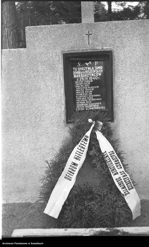 image.from.unit.number "Pomnik w Lesie Szwajcarskim upamiętniający ofiary zbrodni hitlerowskich na Suwalszczyźnie w kwietniu 1940 roku."