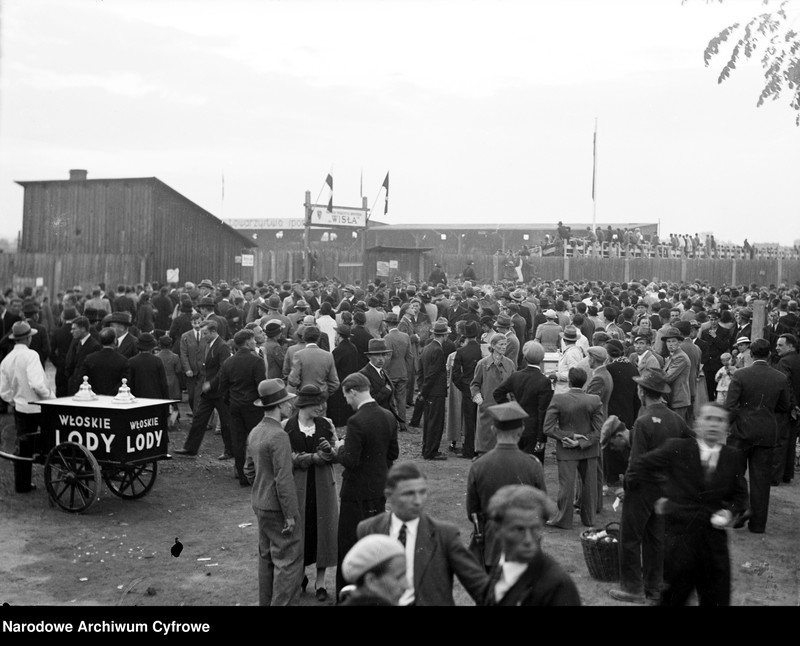 image.from.unit.number "Mecz piłki nożnej TS Wisła Kraków - Chelsea FC na stadionie Wisły Kraków rozegrany z okazji 30-lecia Towarzystwa Sportowego Wisła Kraków"