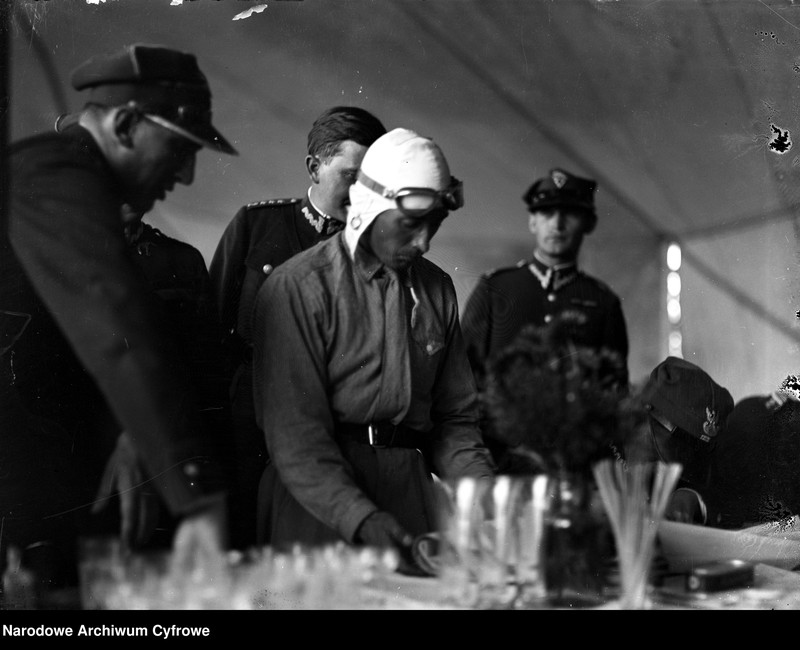 image.from.unit.number "Uczestnicy rajdu lotniczego Małej Ententy i Polski podczas postoju na lotnisku w Rakowicach"