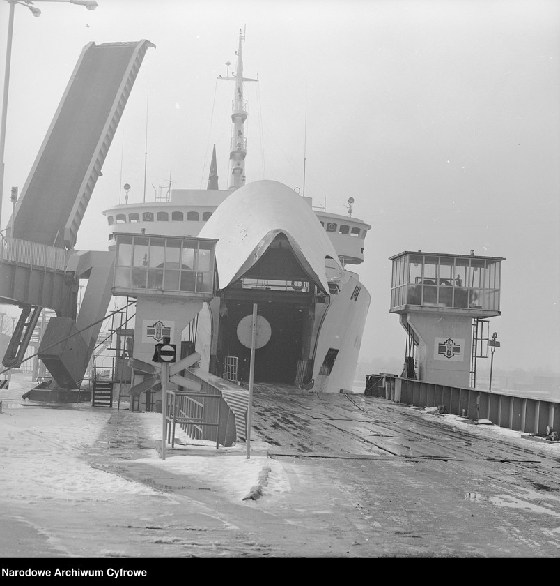 image.from.unit.number "Prom MF "Wilanów" podczas załadunku w porcie w Świnoujściu"