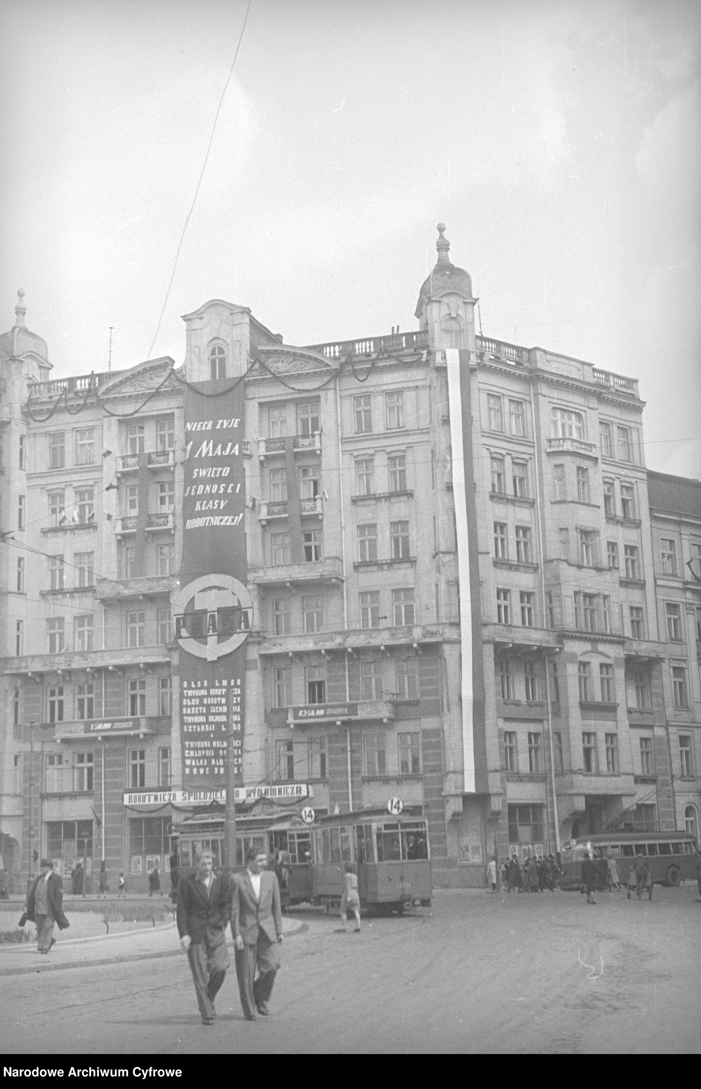 Skan z jednostki: Dekoracje pierwszomajowe na kamienicy Adama Bromke przy pl. Unii Lubelskiej w Warszawie