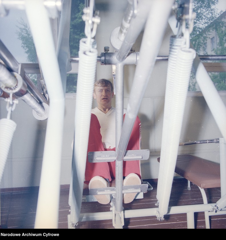 image.from.unit.number "Mirosław Hermaszewski podczas ćwiczeń na siłowni"