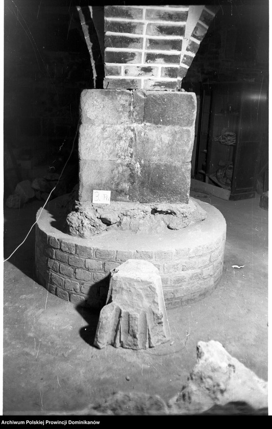 image.from.unit.number "Kraków, klasztor Ojców Dominikanów, krypta pod refektarzem oraz schody przy korytarzu na parterze północnego skrzydła III wirydarza prowadzące do przedsionka ciemnego korytarzyka na I piętrze"