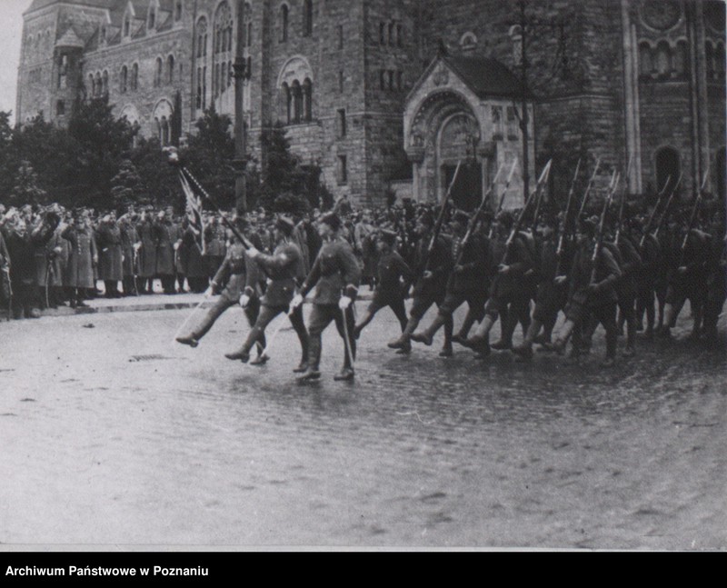 Obraz 7 z jednostki "Józef Piłsudski na dziedzińcu Zamku Cesarskiego w Poznaniu."