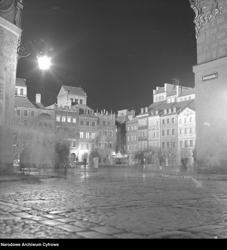 image.from.unit.number "Stare Miasto w Warszawie nocą"