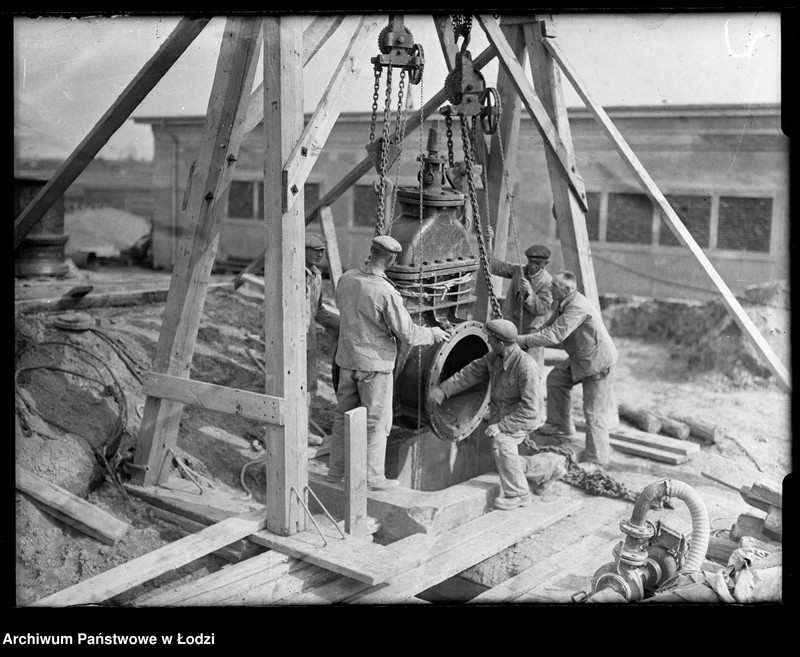 Obraz 1 z jednostki "Zasuwa, montaż (plan bliski) Dąbrowa"