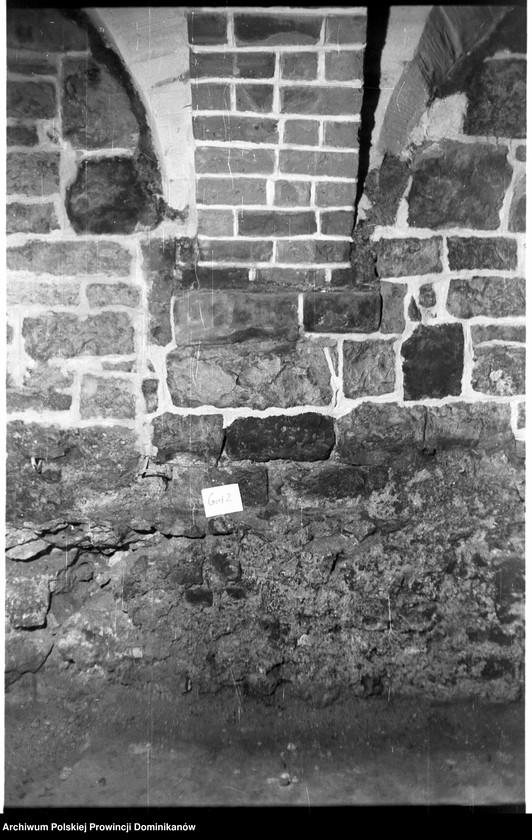 image.from.unit.number "Kraków, klasztor Ojców Dominikanów, krypta pod refektarzem oraz schody przy korytarzu na parterze północnego skrzydła III wirydarza prowadzące do przedsionka ciemnego korytarzyka na I piętrze"