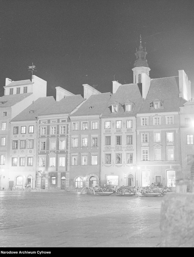 image.from.unit.number "Stare Miasto w Warszawie nocą"