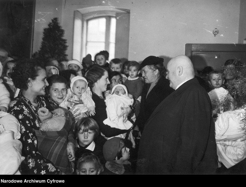 image.from.unit.number "Aleksandra Piłsudska z wizytą w przychodni „Kropla Mleka” przy ulicy Radzymińskiej 82 w Warszawie "