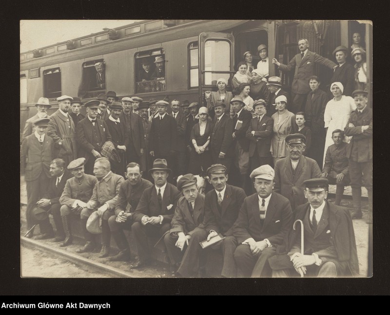 image.from.unit.number "Fotografie członków Mieszanej Komisji Rewindykacyjnej (zbiorowe)."