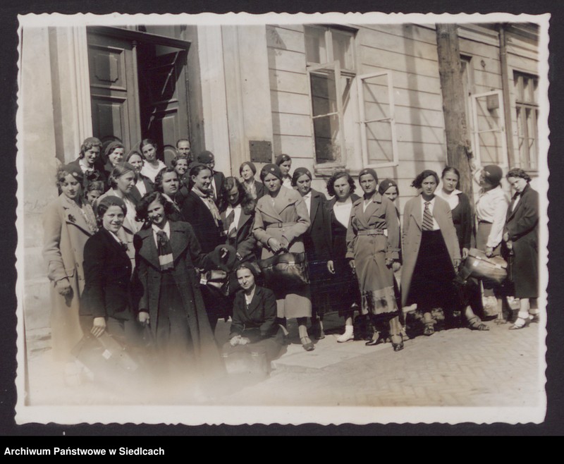 image.from.unit.number "Album z fotografiami podarowany przez uczennice Państwowego Gimnazjum Żeńskiego im. Królowej Jadwigi w Siedlcach wychowawczyni pani Janinie Milulskiej na zakończenie 8-klasowego gimnazjum w dniu 24.06.1934 r."
