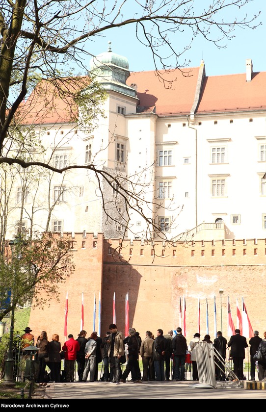 image.from.unit.number "Pogrzeb prezydenta Polski Lecha Kaczyńskiego i jego żony Marii Kaczyńskiej w Krakowie"