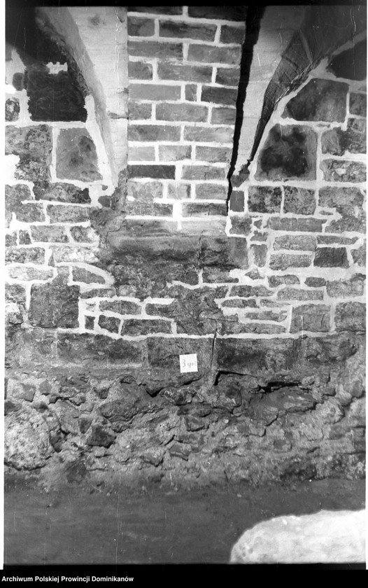 image.from.unit.number "Kraków, klasztor Ojców Dominikanów, krypta pod refektarzem oraz schody przy korytarzu na parterze północnego skrzydła III wirydarza prowadzące do przedsionka ciemnego korytarzyka na I piętrze"