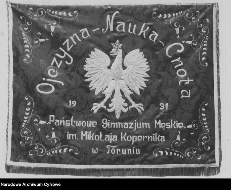 image.from.unit.number "Sztandar Państwowego Gimnazjum Męskiego im. Mikołaja Kopernika w Toruniu."
